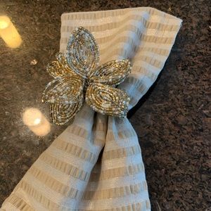 Pier 1 napkins and napkin rings. Set of four.
